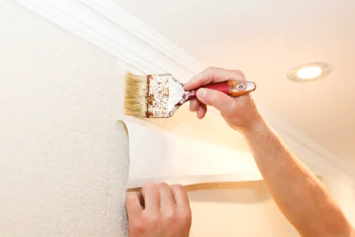 Pose de papier peint à Kergloff — revêtements muraux et toiles de verre